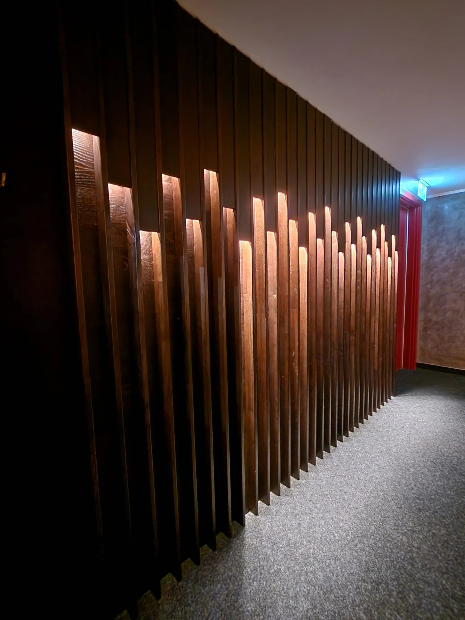 Eingangsbereich der Sky Lounge mit Lichtinstallation