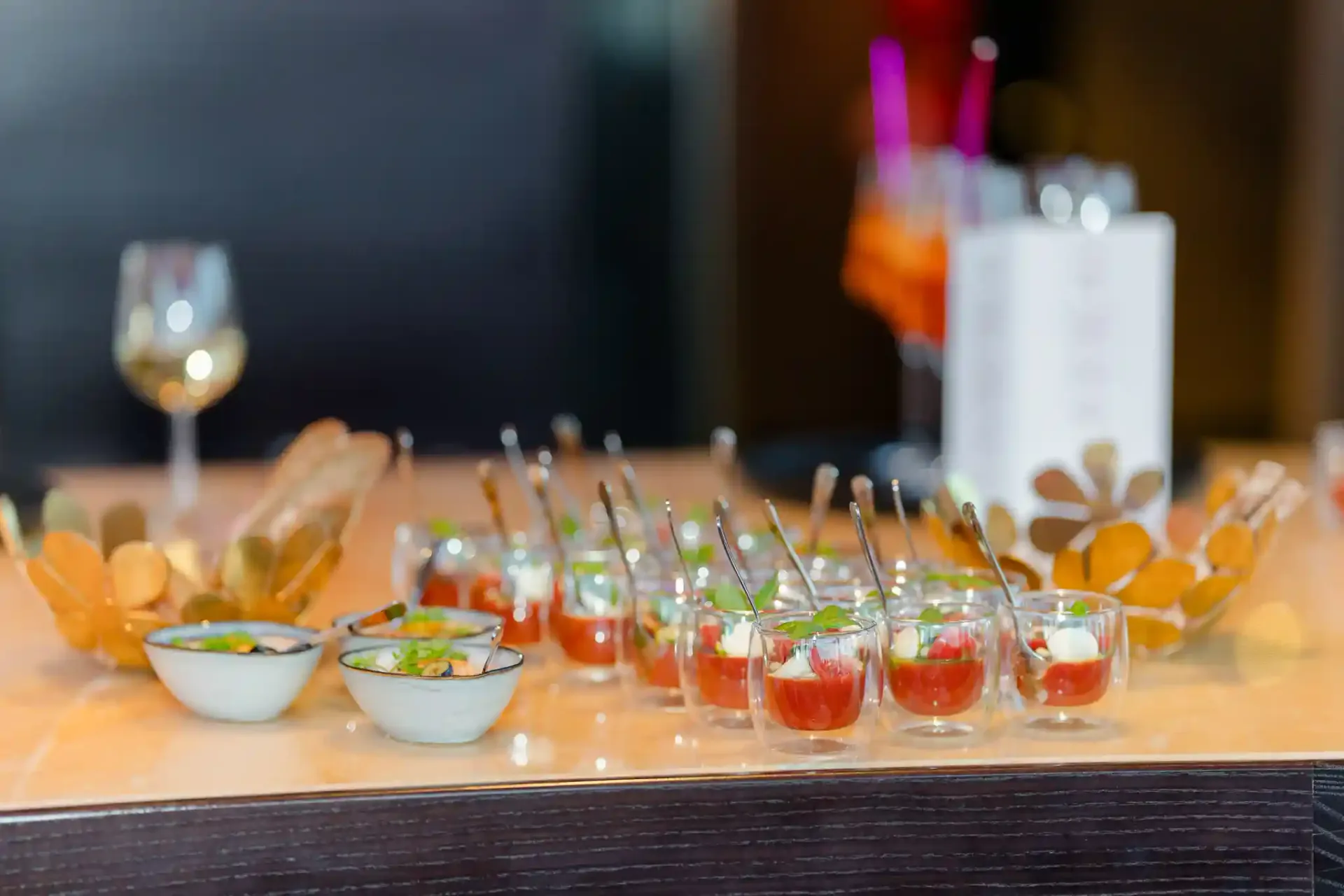 Fingerfood im Glas auf dem Buffet