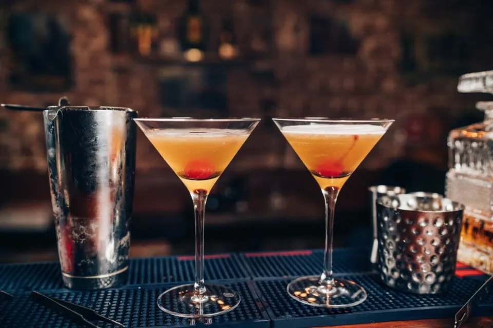 Zwei Cocktails auf der Bar der Sky Lounge