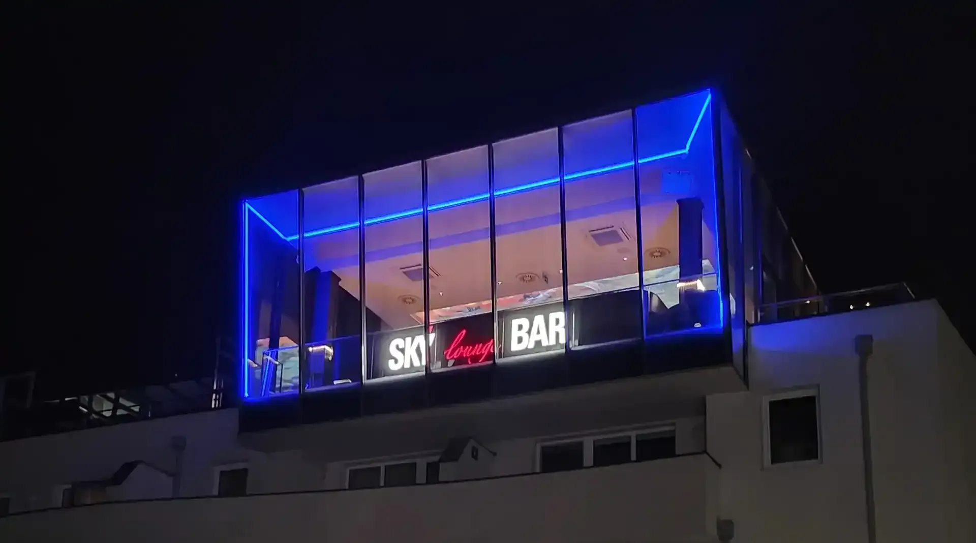 Außenansicht der Sky Lounge bei Nacht